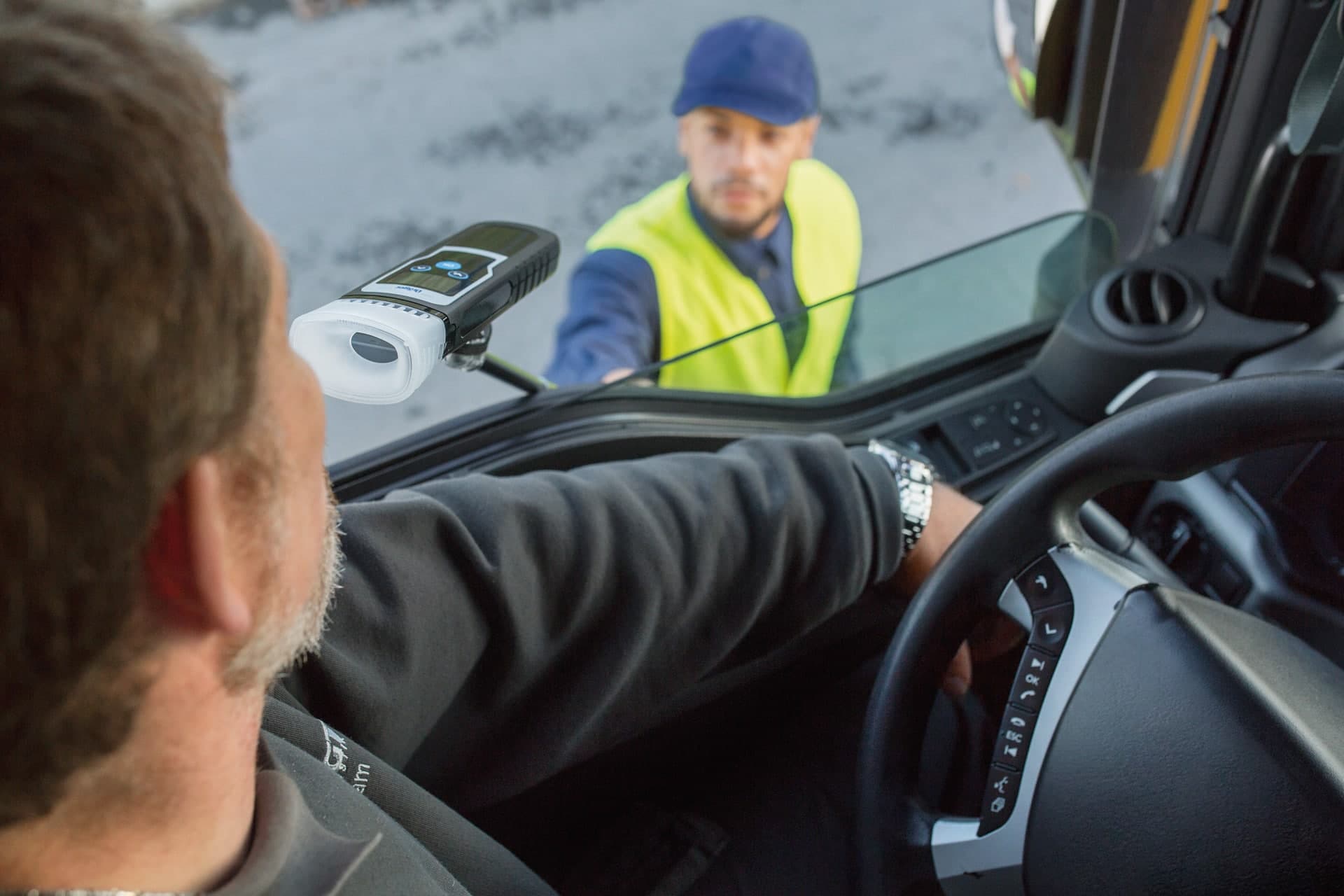 Alcohol test with the Dräger Alcotest 5000 on a standard selfie stick