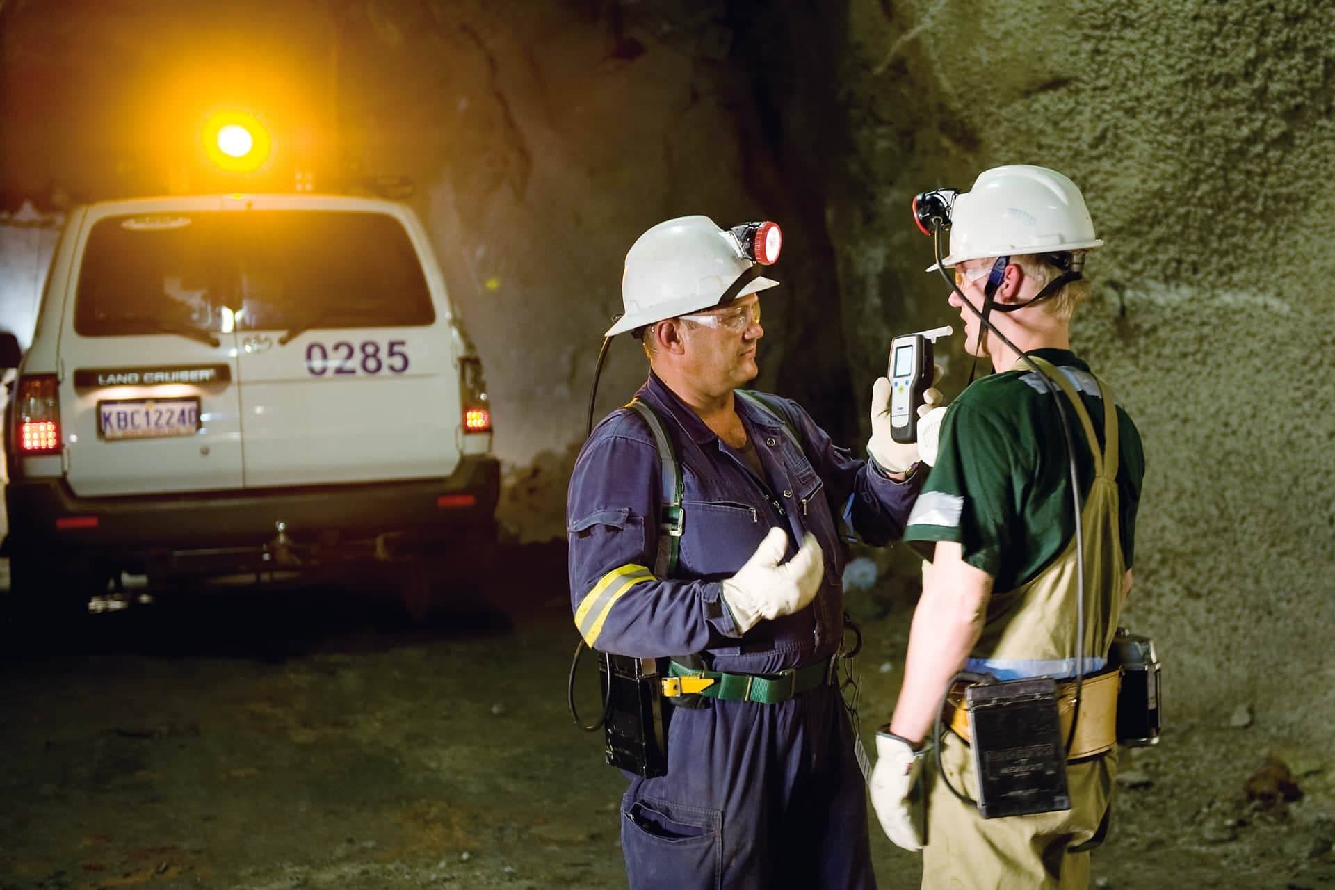 Miner makes a alcohol breath test with the Dräger Alcotest 7510