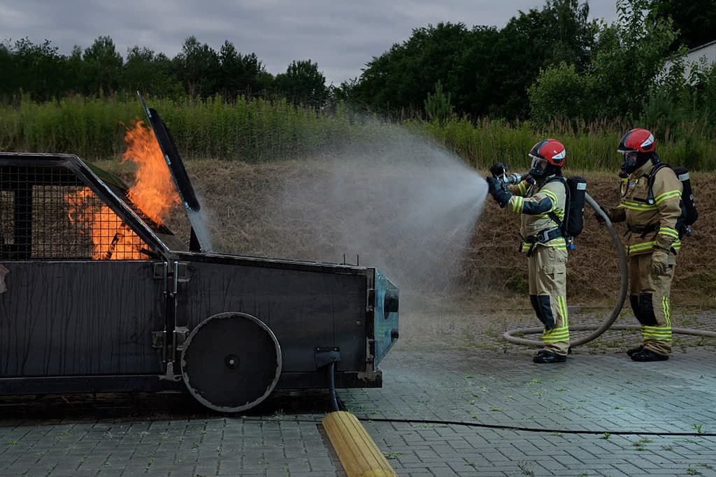 Training on how to extinguish engine and cabin fires