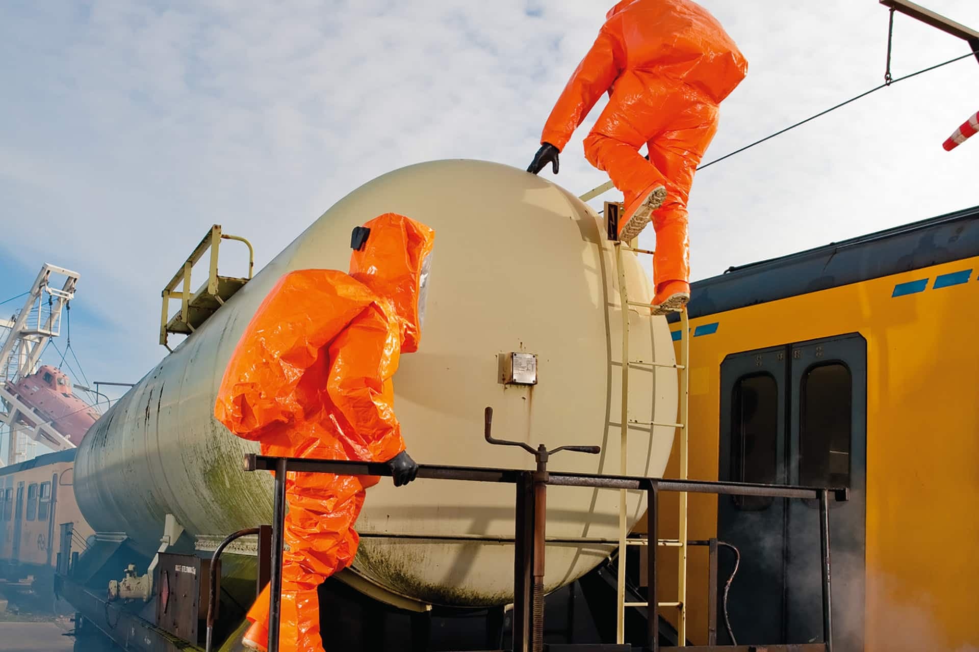The hazmat suit offers improved ergonomics. The used suit material is one of the softest laminate materials on the market.