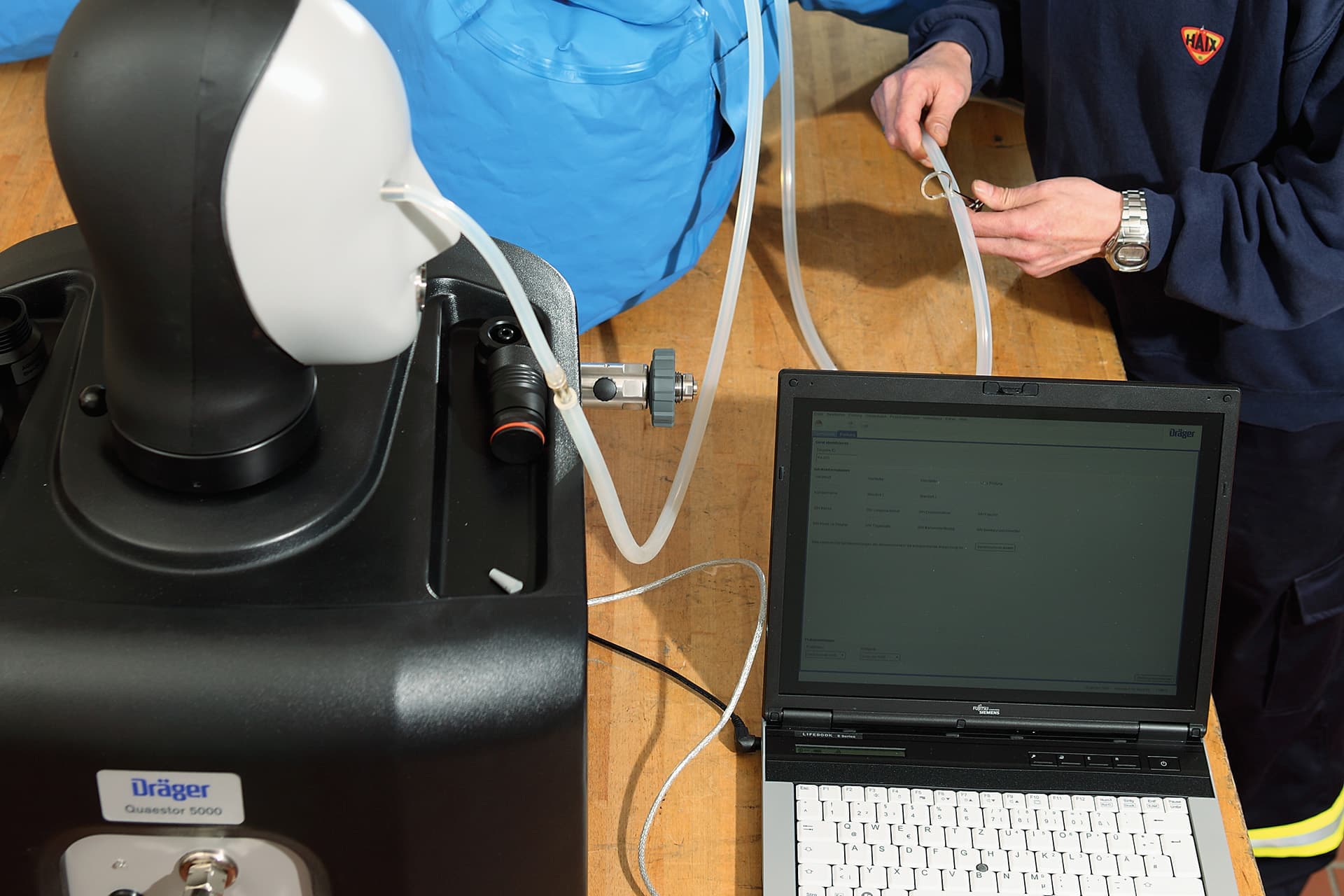 Quaestor 5000 is testing a chemical protective suit with Dräger Drägerware Workshop Software