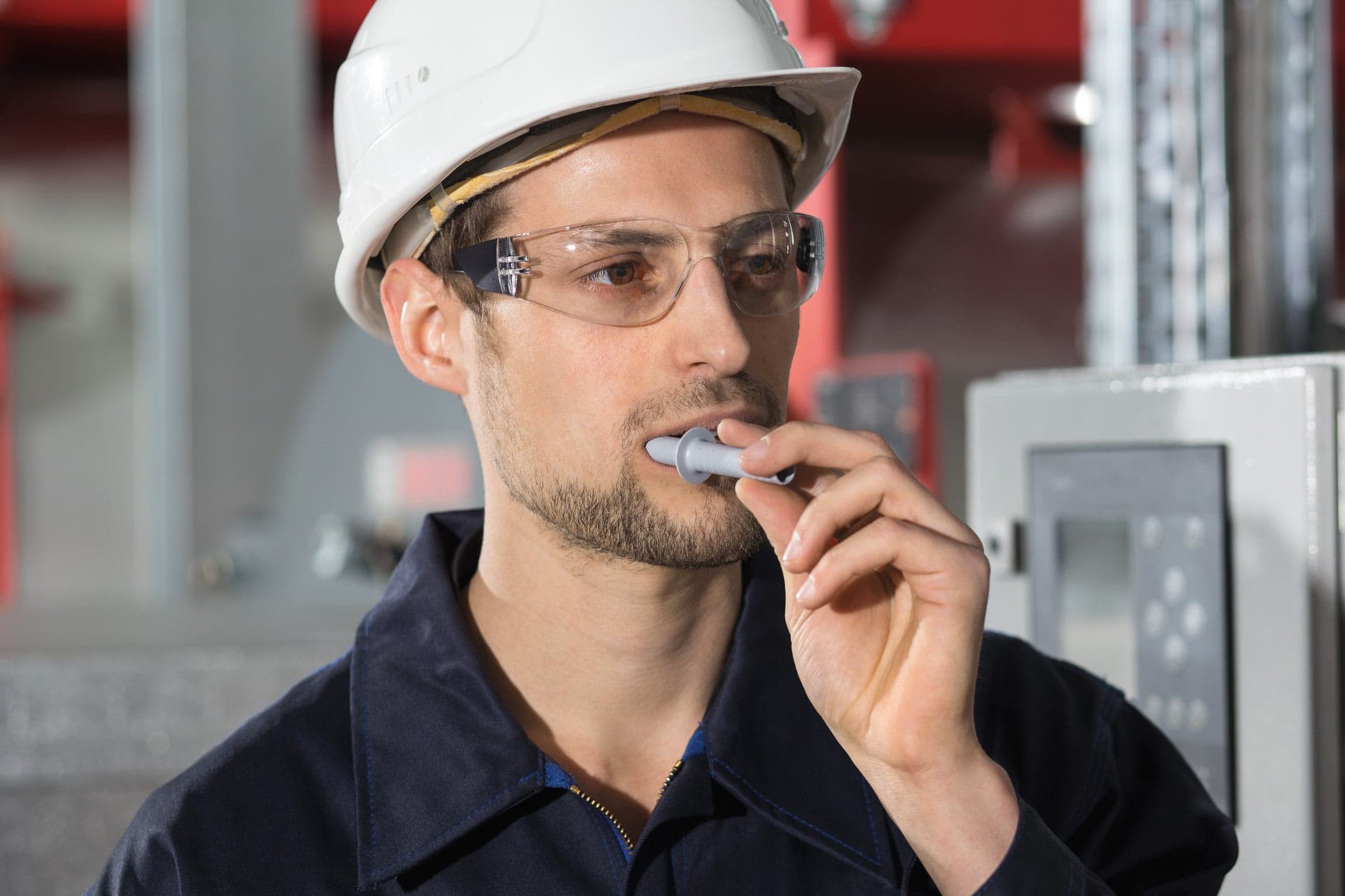 A worker tests himself with the saliva-based drug test Dräger DrugCheck 3000