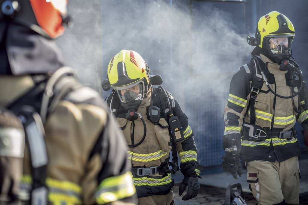The FPS 7000 can be combined with SCBAs like the Dräger PSS AirBoss for fire fighting applications.