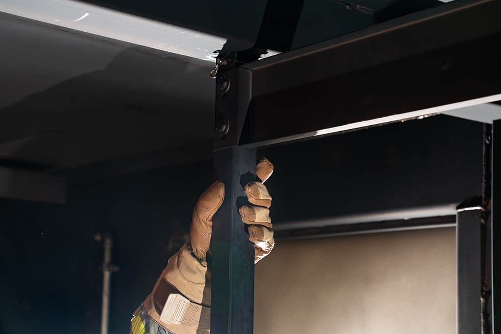 Movable walls for flexible room geometry