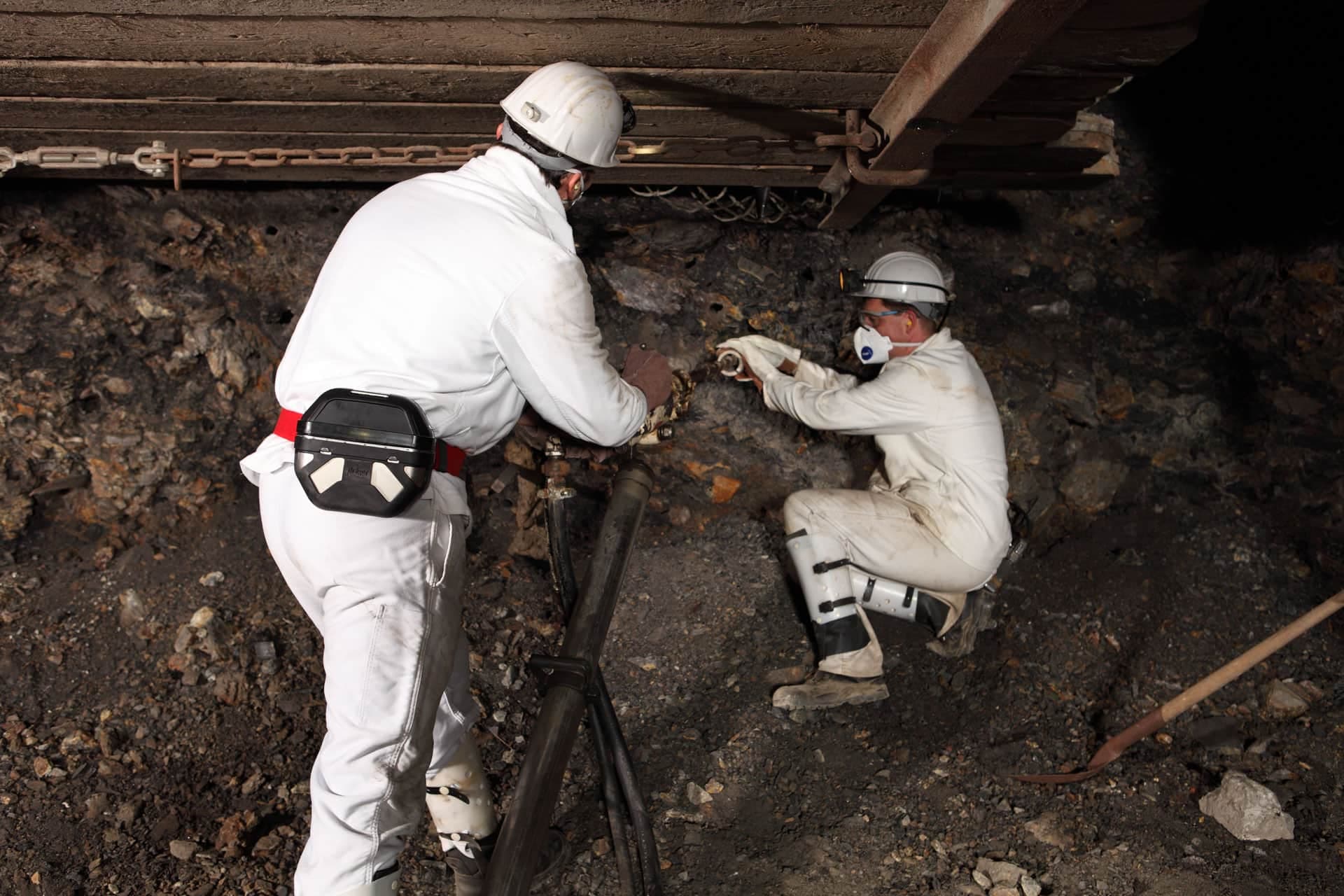 Oxygen self-rescuer for mining operations