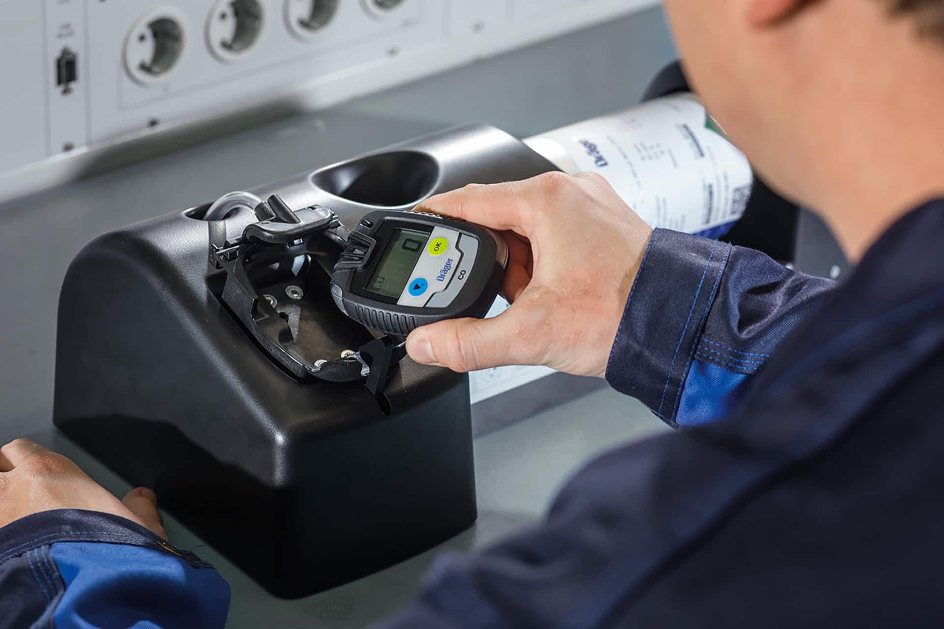 With the Dräger Bump Test Station you can carry out functional tests using a test gas cylinder in just a few seconds.