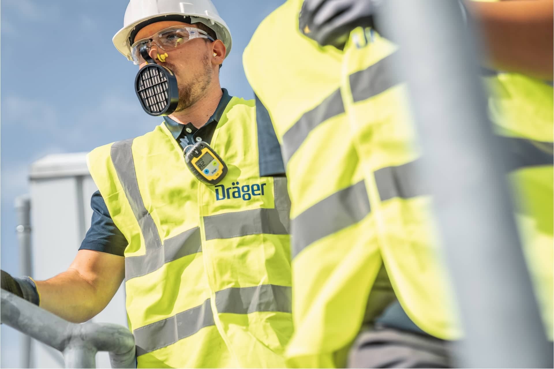 Suitable for bearded wearers