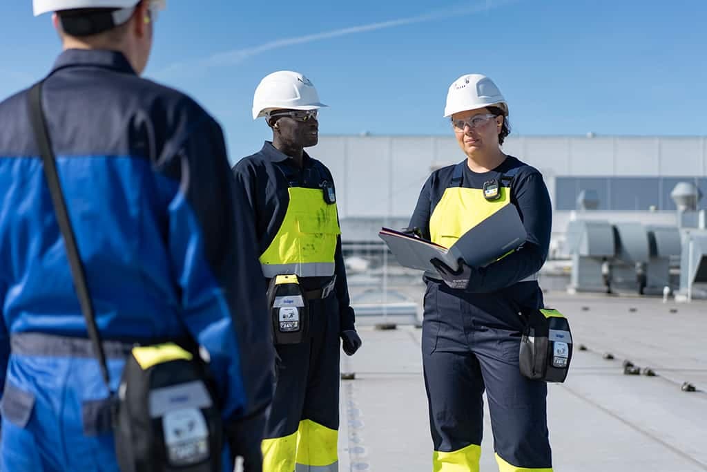 The escape hood can be carried with a belt, shoulder strap, grip clip or belt clip