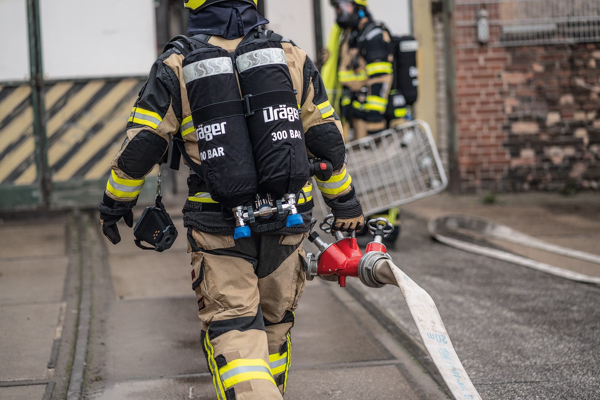 Firefighter with Dräger PSS AirBoss and NANO Cylinder Type 4 with Twinning Option