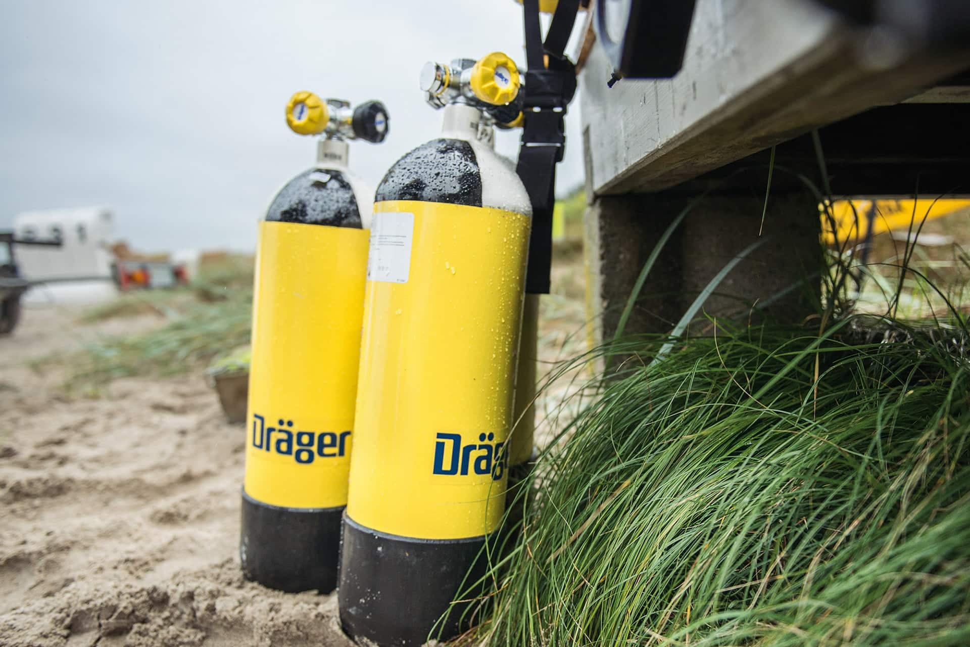 Dräger PSS Dive EN – Compressed air cylinders standing at the beach