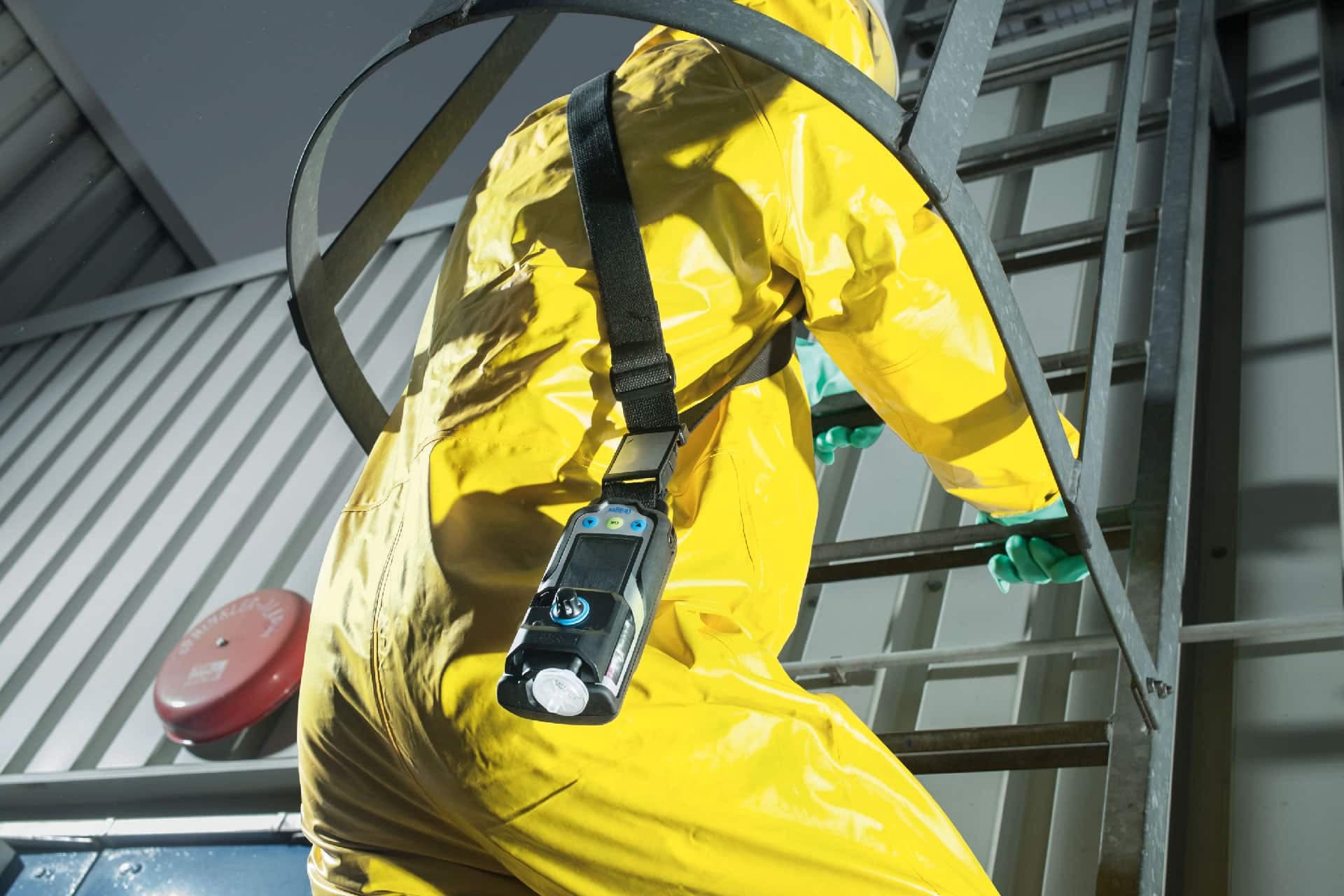 The reusable splash suit SPC 2400 provides reliable protection from liquids and dust. The suit design allows maximum freedom of movement.