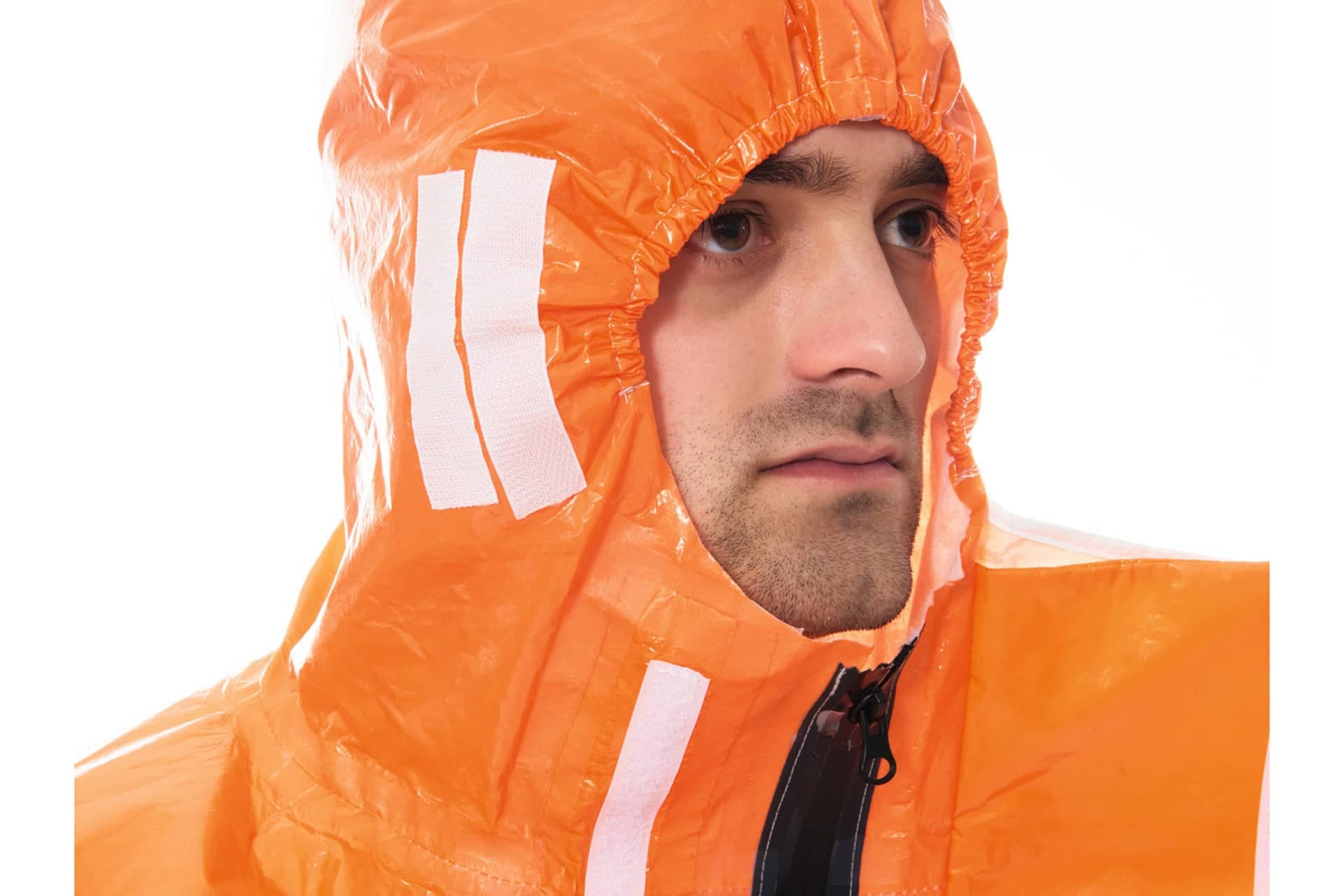 The cover panel of the splash suit in the throat area ensures safe sealing of the suit.