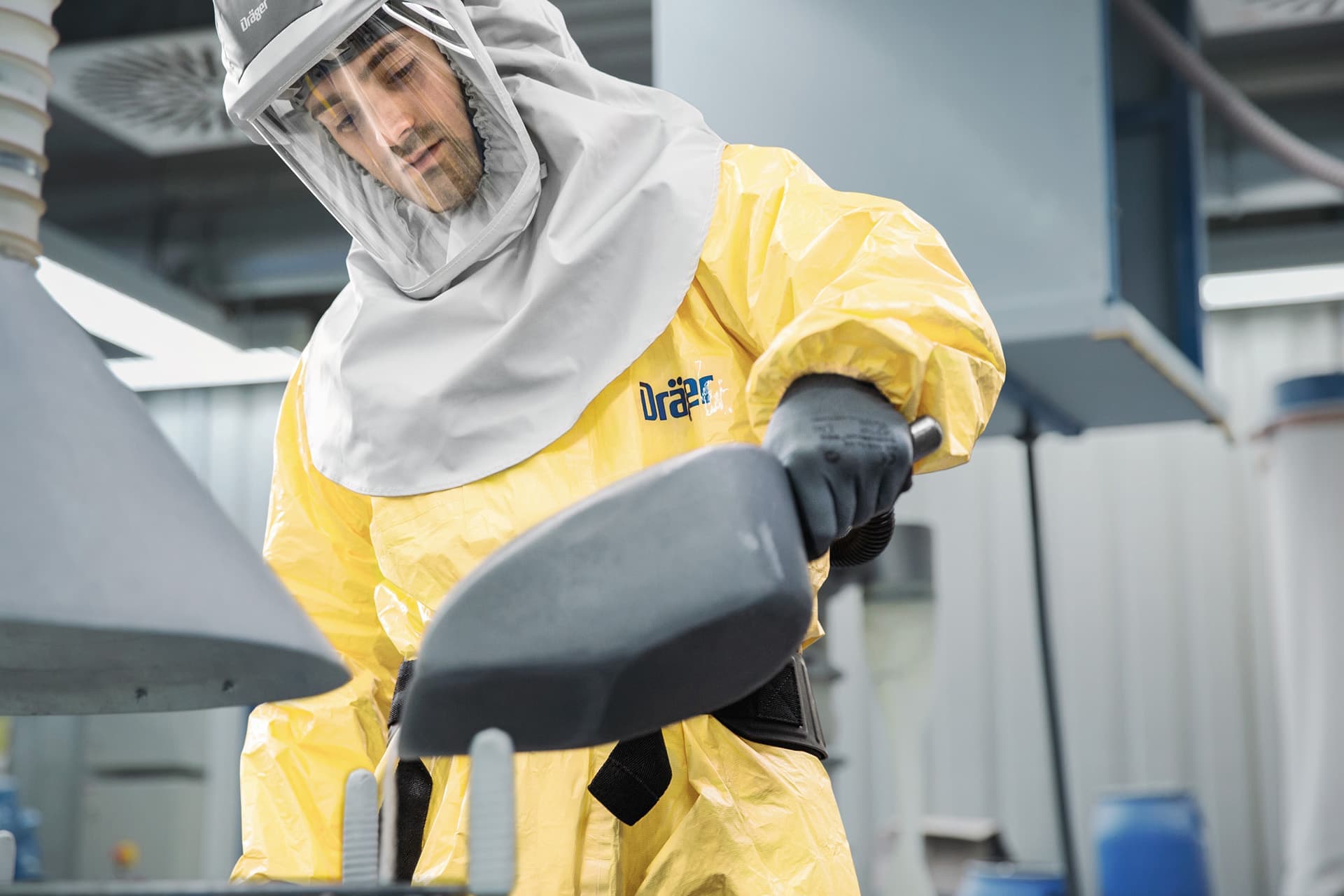 The SPC 4800 splash suit can be used with full-face masks in combination with an SCBA, an air purifying respirator or a compressed air hose device.
