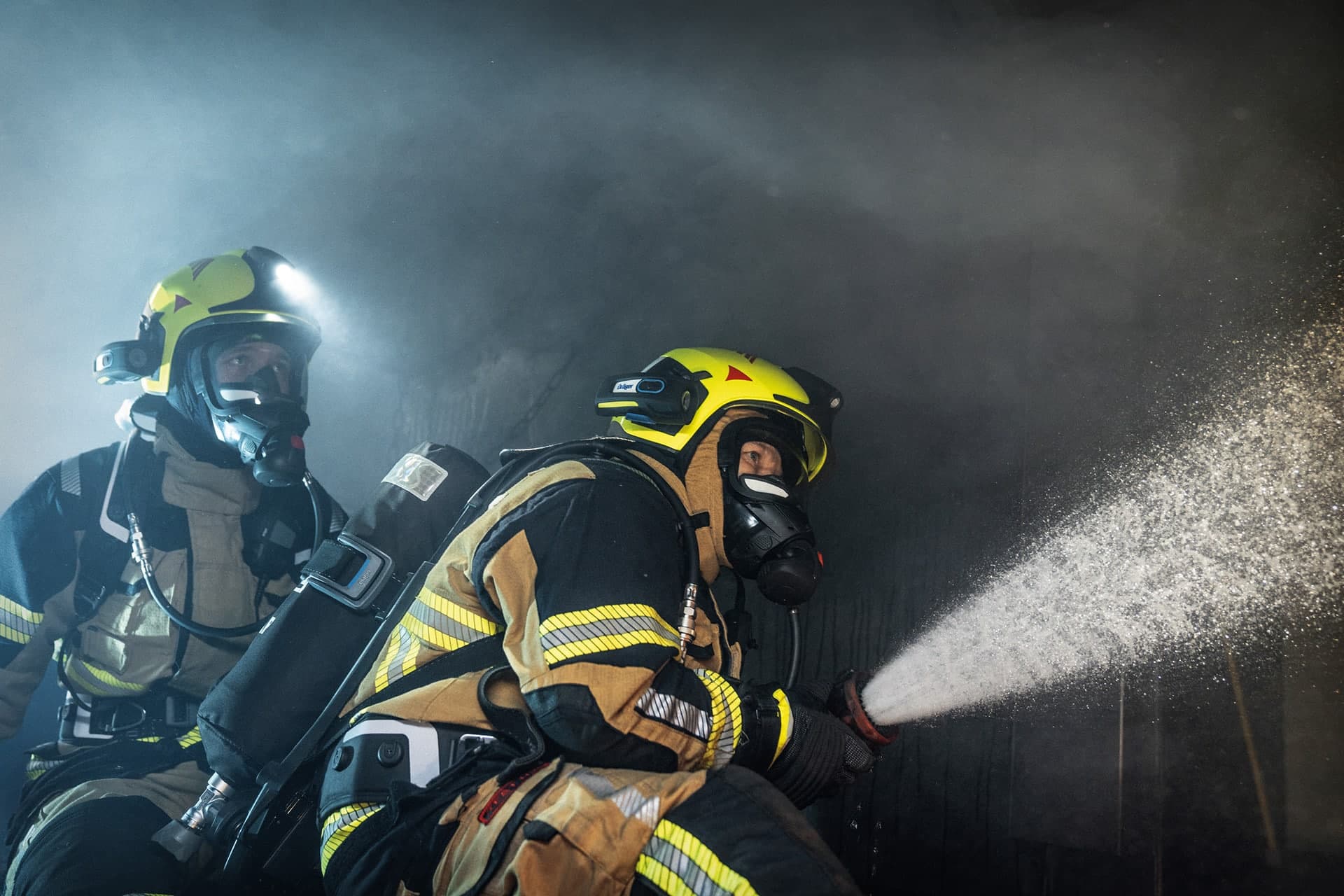 Hands-free nozzle operation due to ergonimic integration of the UCF FireCore into the protective equipment