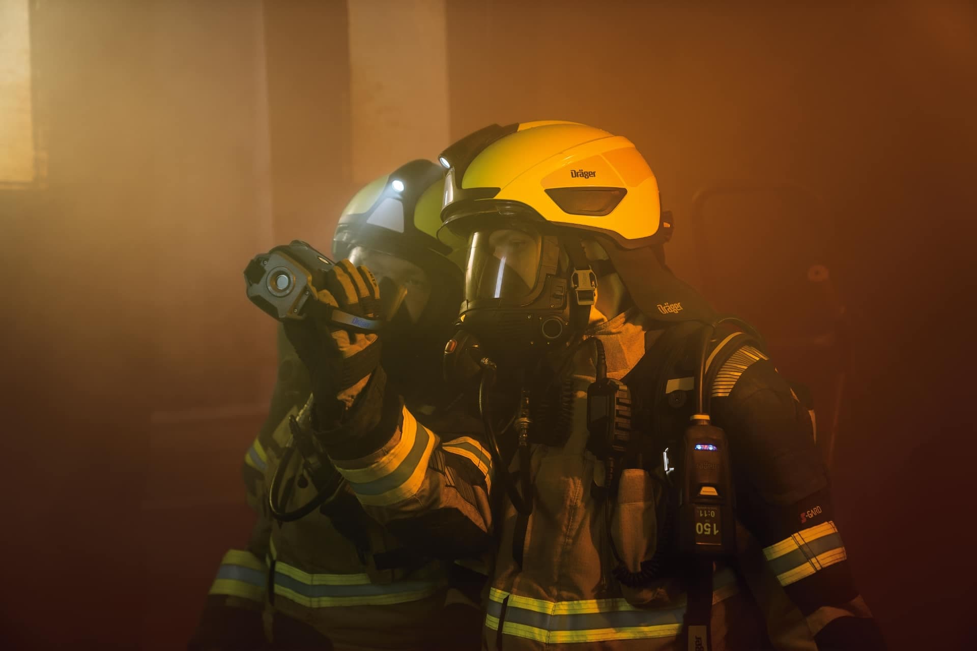 Dräger UCF FireVista provides a clear view even in thick smoke and darkness.