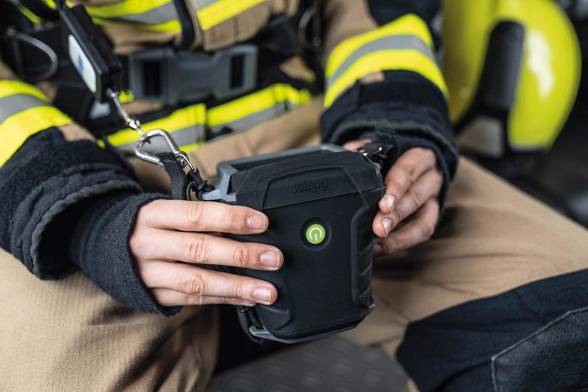 The thermal imaging camera Dräger UCF FireVista can be operated with just one button and is ready for immediate use.