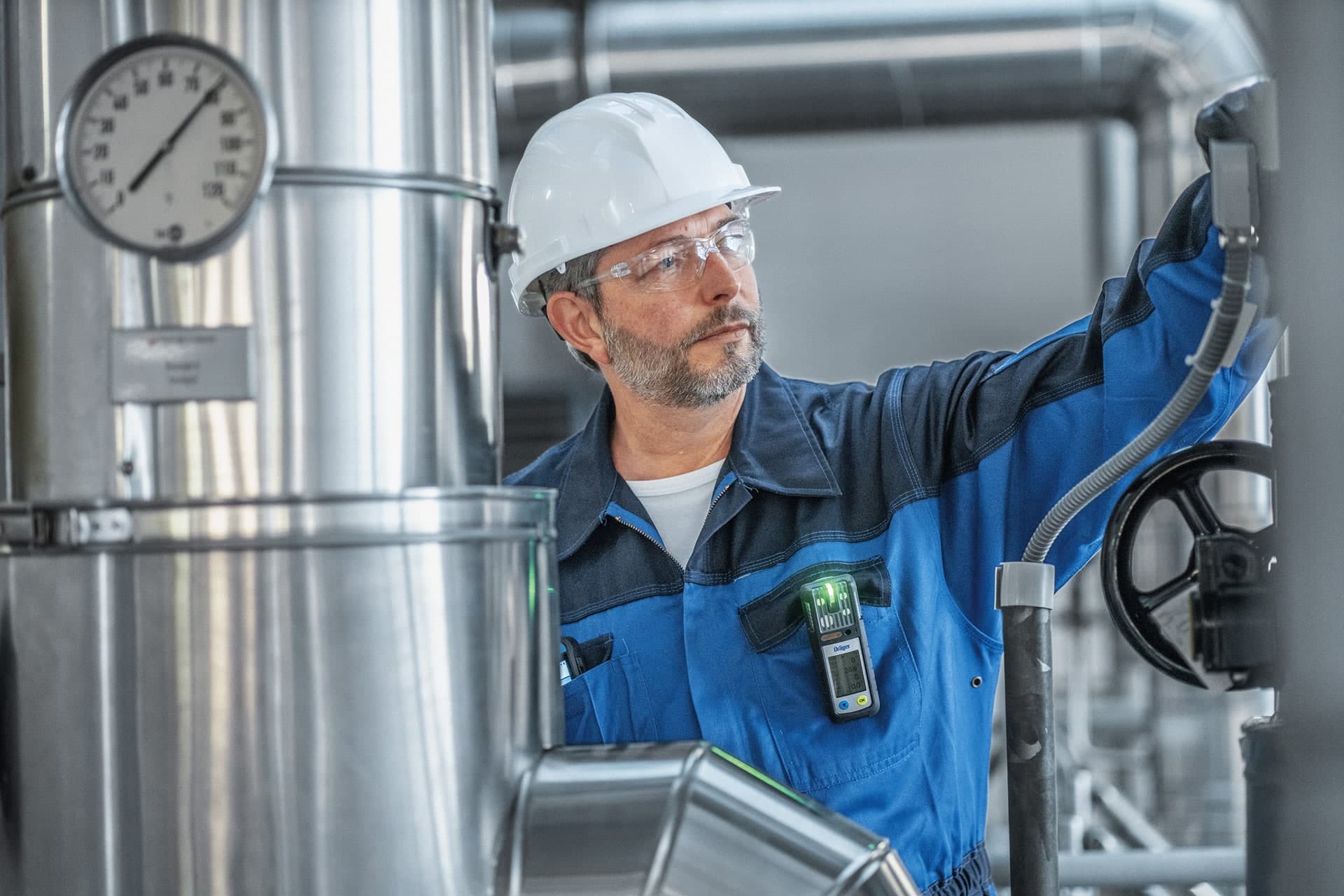 Reliable detect leckages with the X-am 2800 gas detector, wherever gases or flamable liquids are stored or transported.