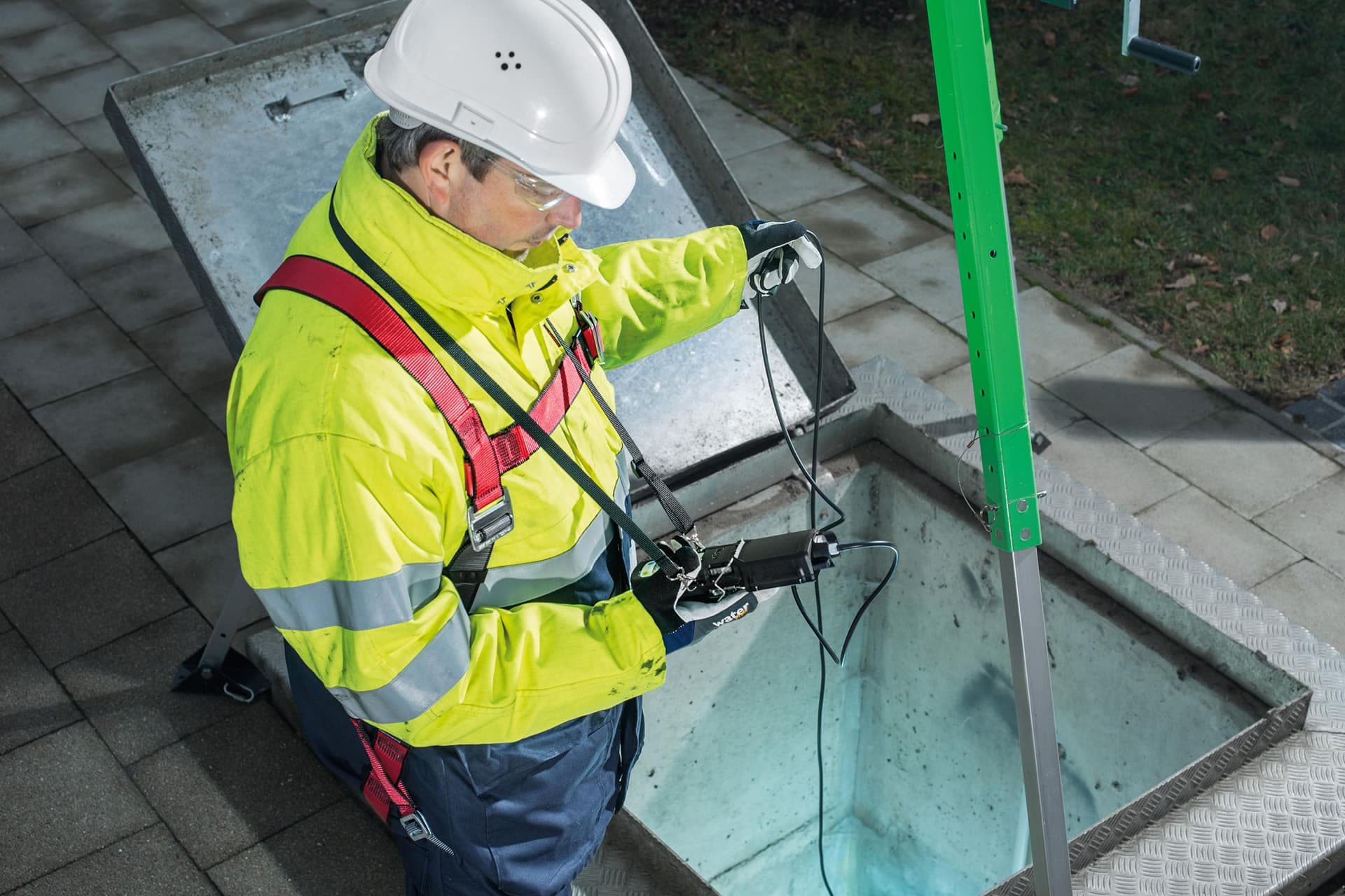 The pump can reach the ambient atmosphere in inaccessible places – up to a distance of 45 m, e.g. in channels, shafts, or tank systems