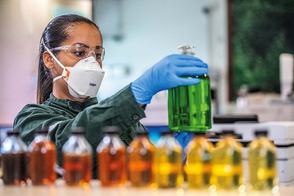 Dräger X-pect® spectacles are the optimal choice for effective protection against particles, droplets and splashes.