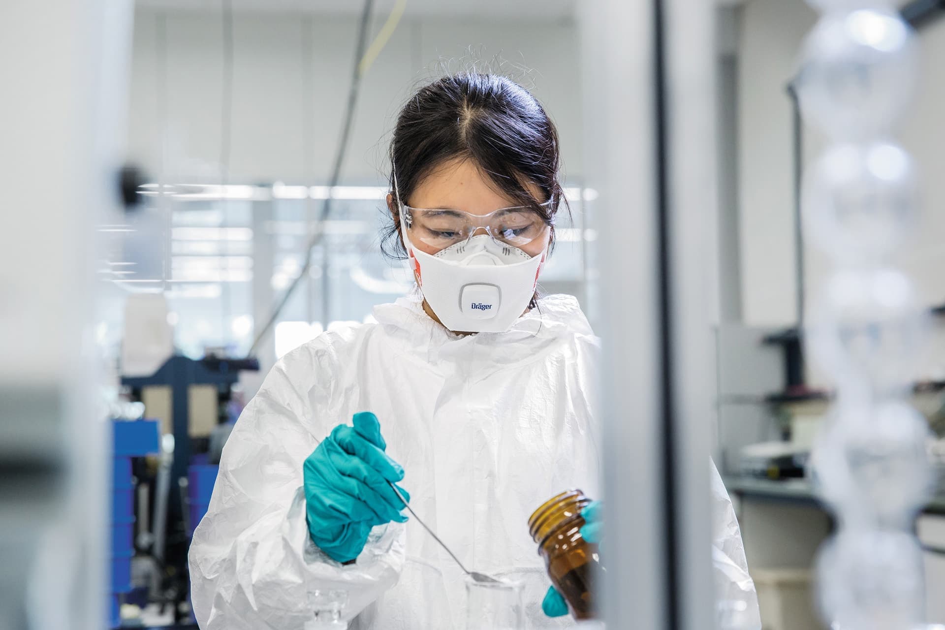 Our disposable mask can also be used in laboratories, protecting you against solid and liquid particles.