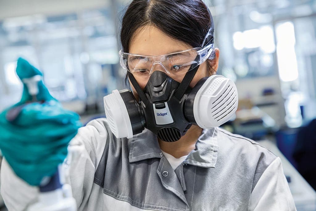 The chemical works set is suitable for working with chemicals, vapours and various particles when mixing substances or cleaning, for example.