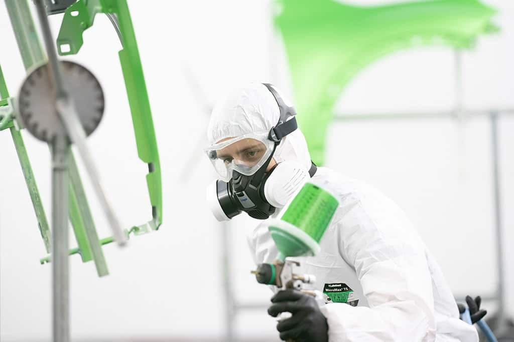 For working with paints or varnishes, cleaning or preparing surfaces with organic chemicals and liquid or solid particles, we offer the painter set.