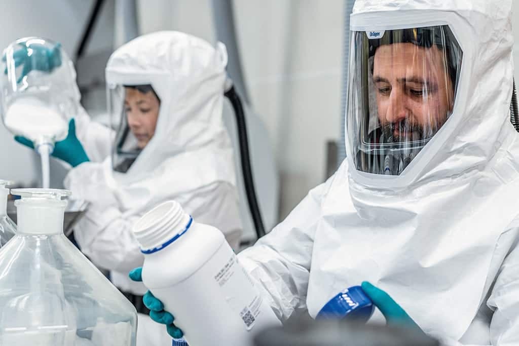 The combination of bump cap / helmet with hood is the ideal choice for applocations that require a high chemical resistance.