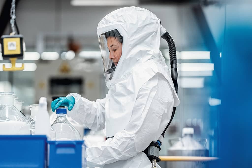 Combined with the airline unit X-plore® 9300 the bump cap / helmet with hood can be used for working independent from the ambient air.