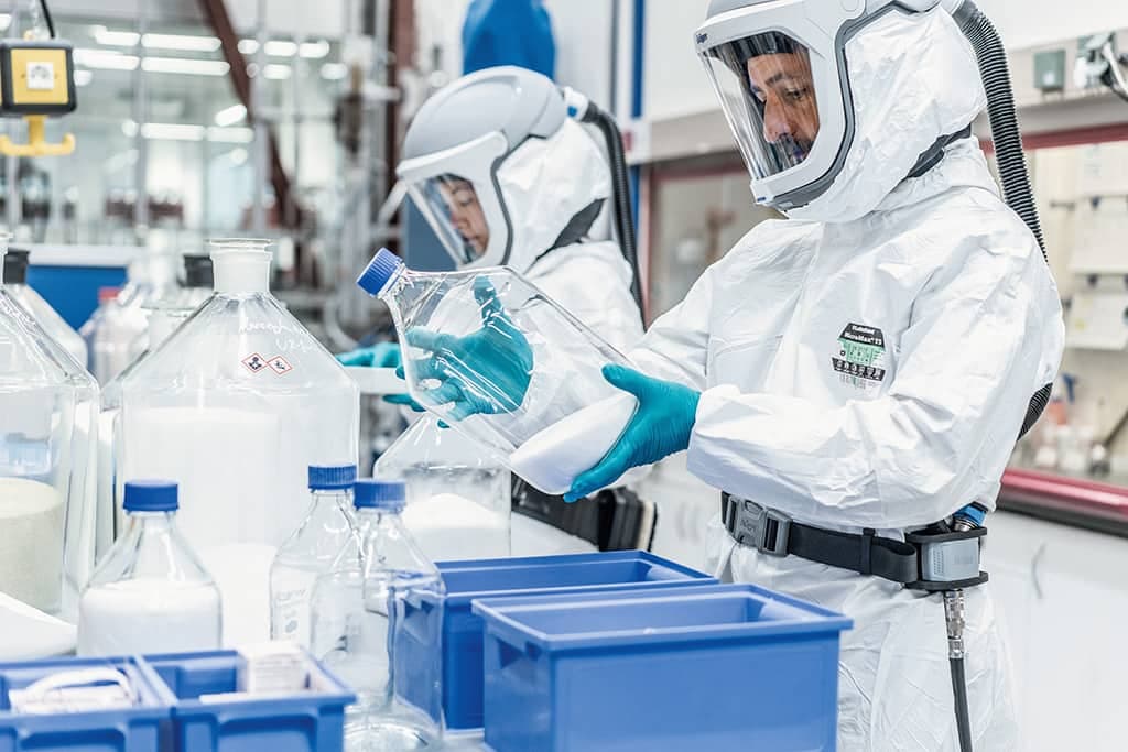 For application scenarios that require working independent from the ambient air, the X-plore 8000 Helmet PC Visor with L1Z – L3T4 seals can be combined with the X-plore 9300 Airline system.