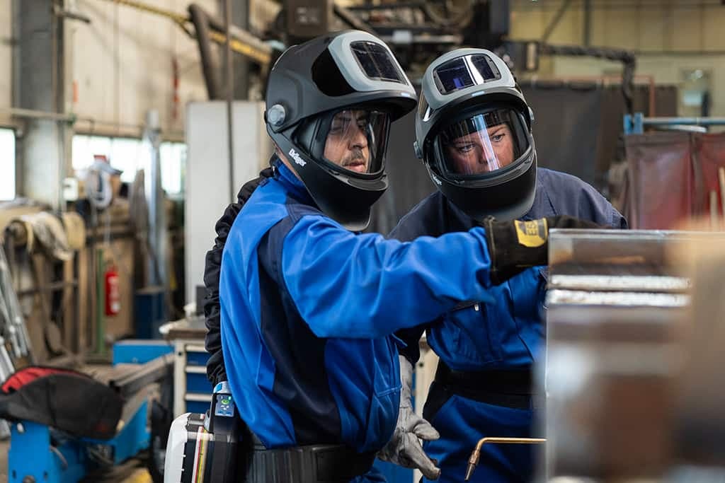 X-plore® 8000 Welding Visor Premium – convenient switching between welding work and other activities thanks to the hinged automatic welding protection screen.