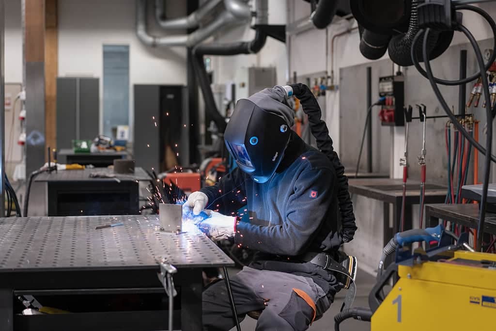 X-plore® 8000 Welding Visor Standard – comfortably switch between grinding and welding mode using the push button on the outside of the visor.