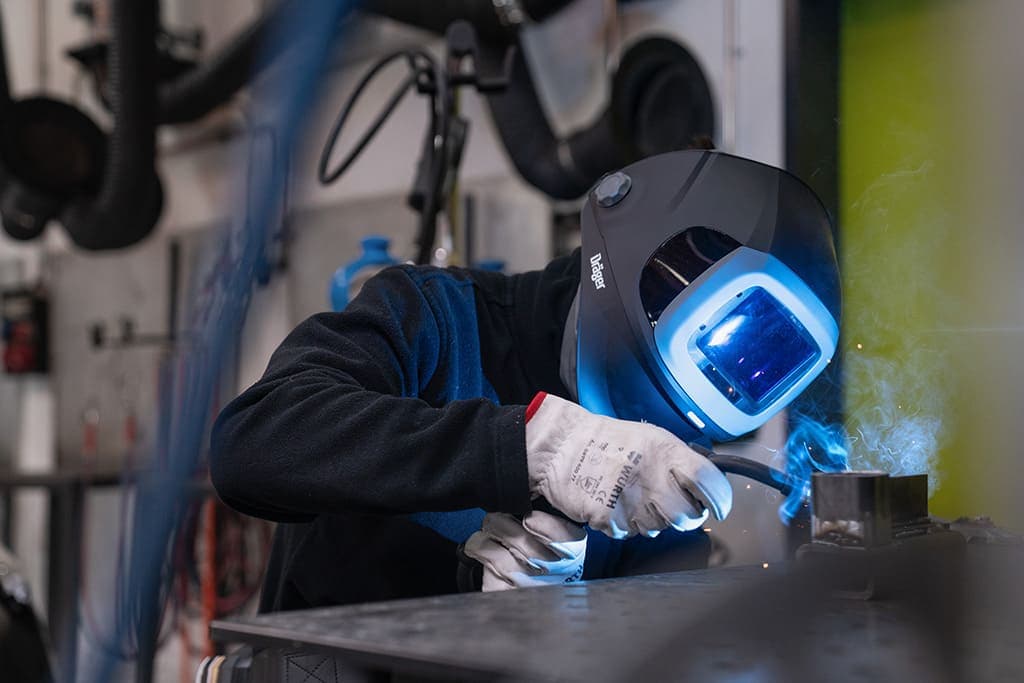 X-plore® 8000 Welding Visor Standard – darkened side windows offer an extended field of vision of the work area.