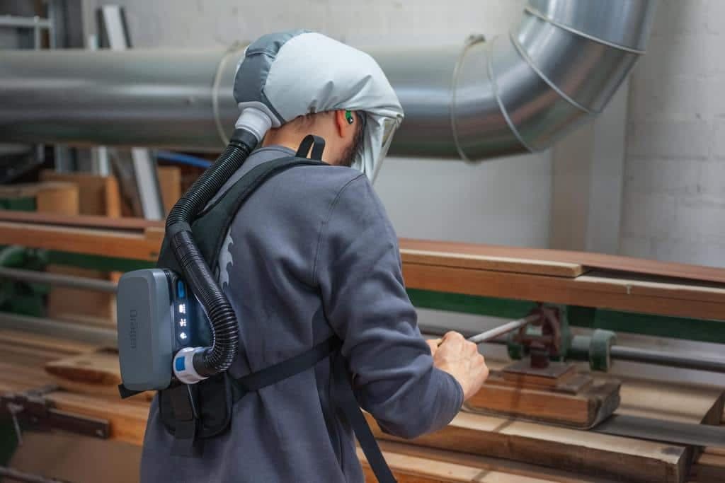 For users favoring back positioning, two backpack systems are available for the Dräger X-plore 8300 unit. The decontaminable option is designed for easy cleaning while the textile standard backpack is ideal for industrial and crafts applications.