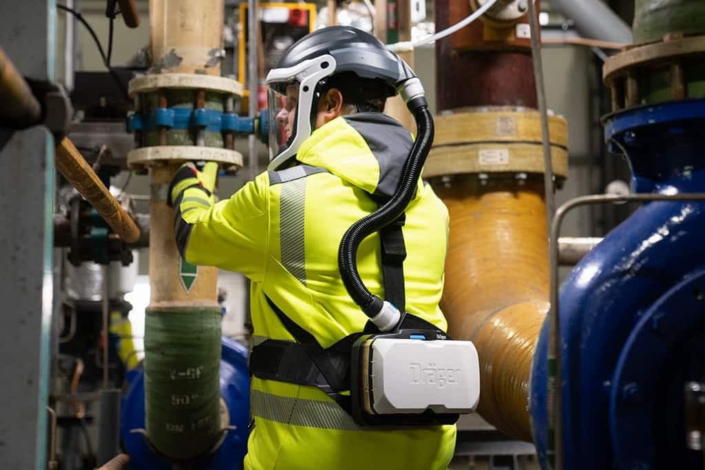 Challenging tasks such as industrial maintenance often require combined respiratory and head protection. The X-plore 8500 can be paired with a range of helmets featuring different seal lengths.