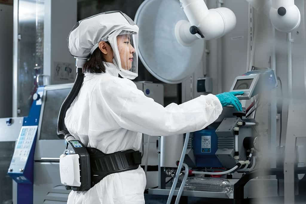 During pharmaceutical production workers can be exposed to different hazards like infectious agents. A hood in combination with the X-plore 8500 is a common respiratory protection solution that offers a high level of comfort.