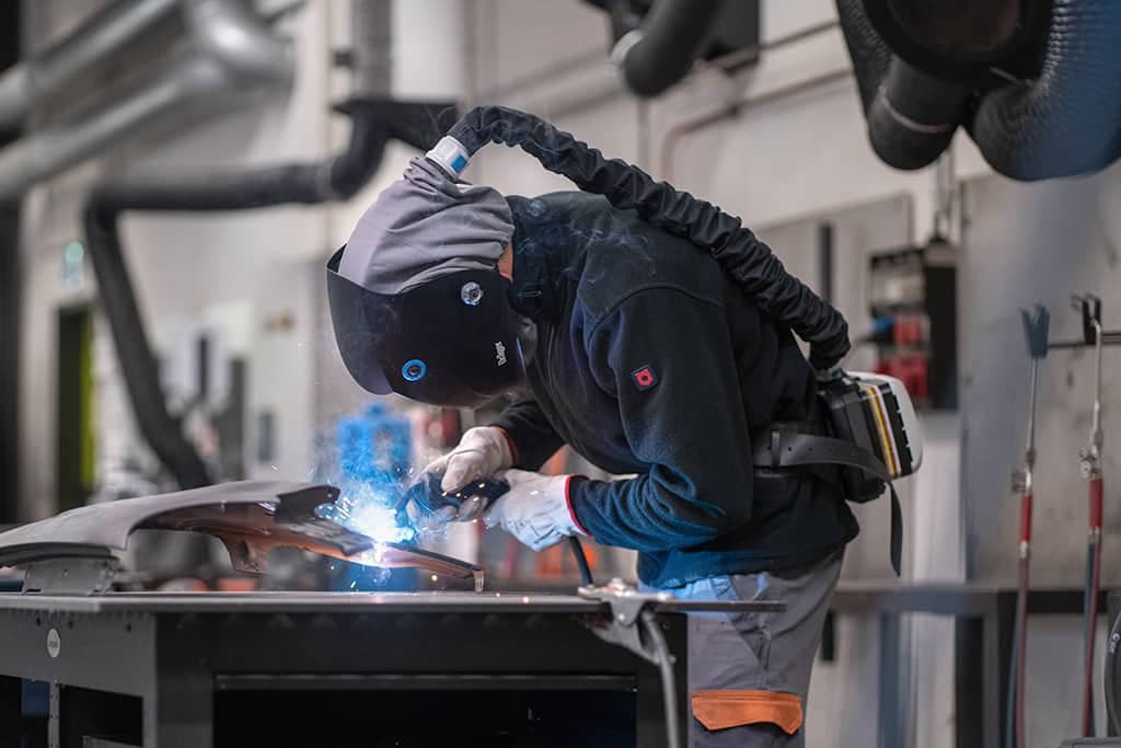 The X-plore 8500 PAPR system is compatible with two different versions of welding visors. Welding and grinding works can involve significant respiratory hazards due to the generation of fumes, gases, and airborne particles.