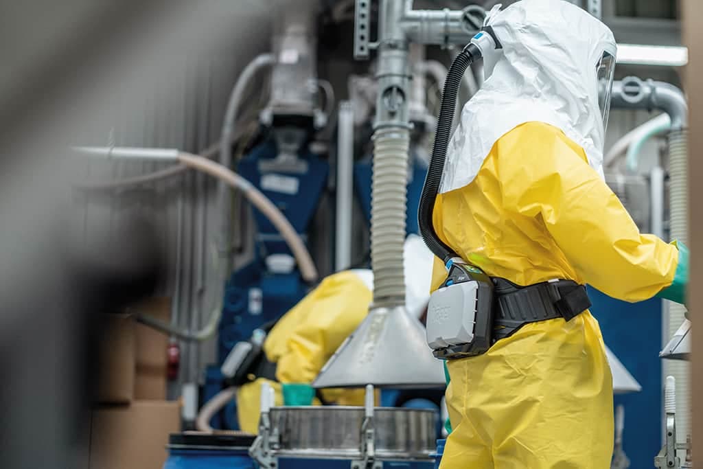 For applications requiring high chemical resistance, combining the X-plore 8500 with a bump cap or helmet and a hood that covers the headpiece may be the optimal choice.