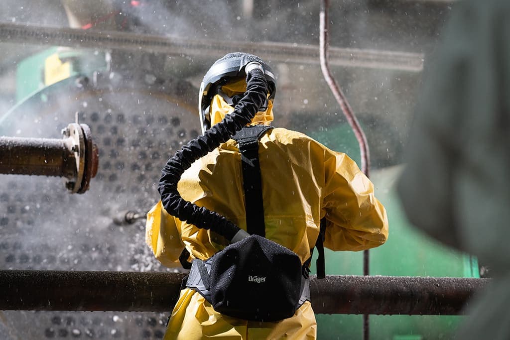 For optimised weight distribution, the belt carrying system for the X-plore 8700 can be connected to a shoulder carrying system. A device cover can also be used to protect the blower unit from contamination.