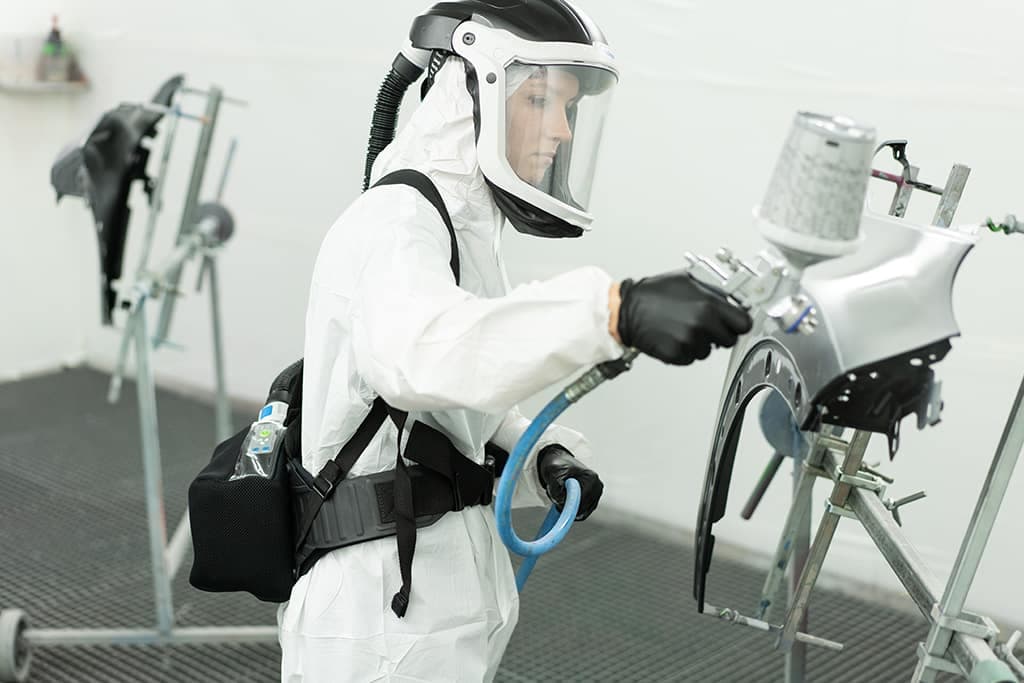 In paint shops, a potentially explosive atmosphere must always be expected, as liquid coating materials can be flammable in the air in a finely dispersed state. If head protection is not mandatory, the combination of the X-plore 8700 with our face shield is a good choice.