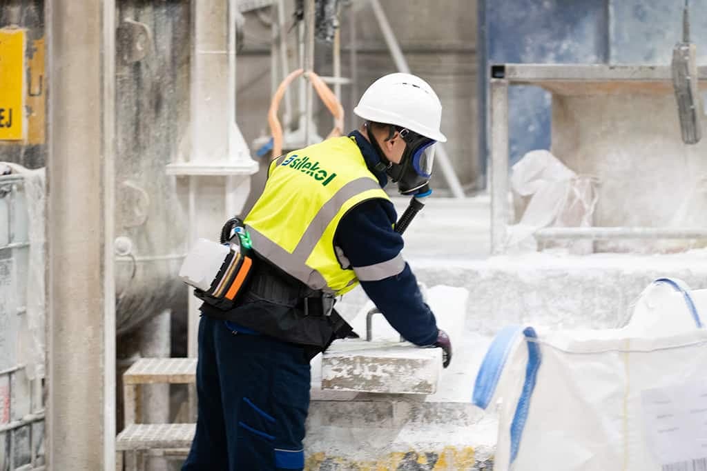 When working in explosive environments with hazardous materials like in the chemical industry, a variety of substances can pose a health hazard. The combination of the X-plore 8700 and a tight-fitting headpiece like the X-plore 6300 full-face mask is a suitable solution.